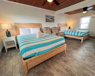 Unit #3 Crystal Shores Cozy Ocean Front Cottage - Kure Beach - Bedroom