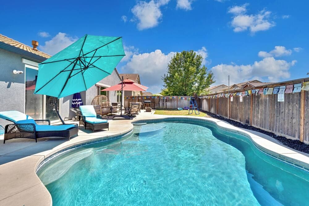Nirvana Homes: Spacious Getaway w/Sparkling Pool & 2 King Suites - Elk Grove - Pool
