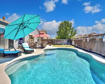 Nirvana Homes: Spacious Getaway w/Sparkling Pool & 2 King Suites - Elk Grove - Zwembad