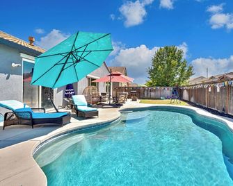Nirvana Homes: Spacious Getaway w/Sparkling Pool & 2 King Suites - Elk Grove - Pool