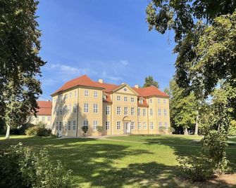 Lovely apartment for 2 guests with TV, patio and pets allowed - Mirow - Gebäude