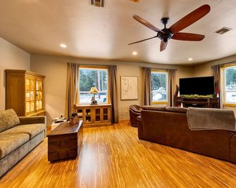 Dog Friendly 5 Acre- Sunset Deck, Sleeps 16 - Victor - Sala de estar