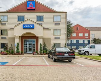 Studio 6 Dallas Tx - Dallas - Building