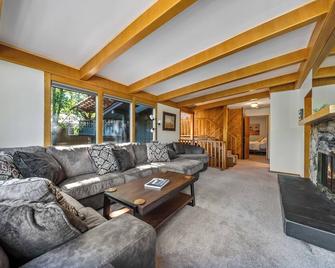Cozy Spacious 4-Level Home with XL HotTub in Midtown Anchorage - Anchorage - Living room