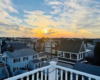 Summer Weekly Rental - 5 Houses from the Beach - Spray Beach - Outdoors view
