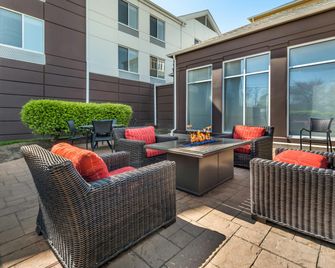 Hilton Garden Inn Lexington Hamburg - Lexington - Pátio
