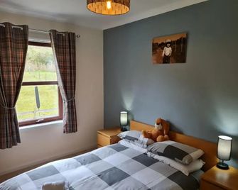 Modern Spacious Central Apartment - Portree - Bedroom