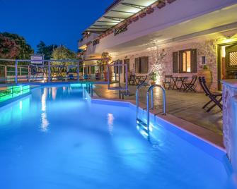 Dante's Maisonettes - Ammoudi - Piscina