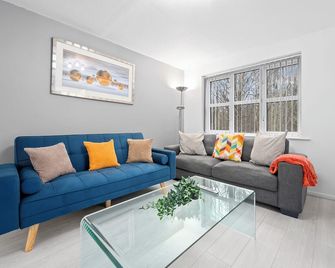 Lovely 3bedroom house, 7mins drive to Manchester City center, Etihad stadium & Coop Live Arena - مانشستر - غرفة معيشة