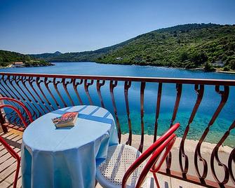 Apartments Malo Lago - One-Bedroom Apartment with Balcony and Sea View - Attic Apartment 1 - Lastovo - Balcony