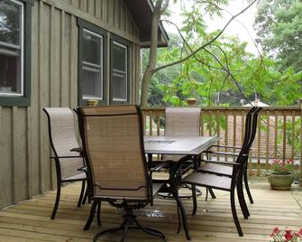 Cozy Cottage with 45' Lake Frontage and Kayaks - Lodi - Patio