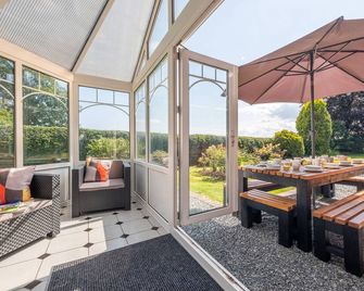 Routhorpe House, Family Friendly, With Hot Tub In Great Driffield - Driffield - Balkón