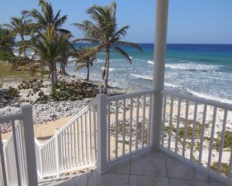 Razorbrac Seaesta - Private Beachfront Home - Cayman Brac - Balcón