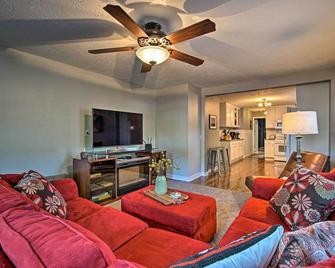 Cute Emporia House - Mins to Downtown and ESU! - Emporia - Living room