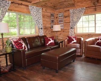 White-Tail Lodge Relaxing, Secluded, Quiet - Canadensis - Sala de estar