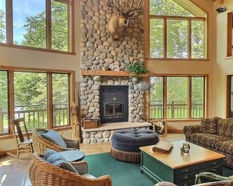 Cedar Point on Bass Lake - 5 Bedroom Home - Annandale - Living room