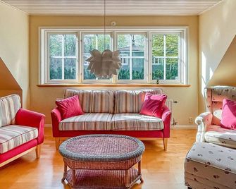 Amazing Home in Aasljunga With Kitchen - 아슬룽가 - 거실