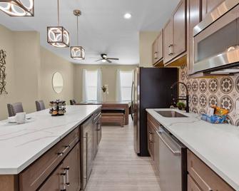 Red Brick Hideaway | Jz Vacation Rentals - St. Louis - Kitchen