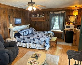 The Hilltop Cabins - Granny's - Mountain View - Bedroom