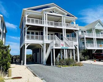 Best Day Ever 4 Bedroom Home by RedAwning - Supply - Edificio