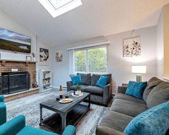 Mountain Luxury: Fire Pit, Hot Tub, Sauna & Game Room with PS4 Fun! - Pocono Pines - Living room