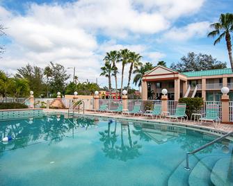 華美達高級酒店和套房 - 克利爾沃特 - 清水 - 清水城（佛羅里達州） - 游泳池