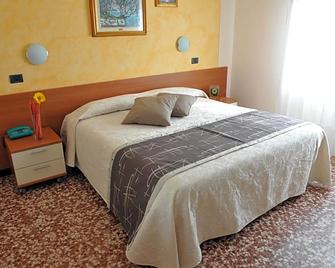 Hotel Bellavista Meublè - Monte Isola - Camera da letto