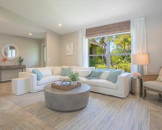 Beachy Paradise Close To Siesta Key! - South Sarasota - Living room