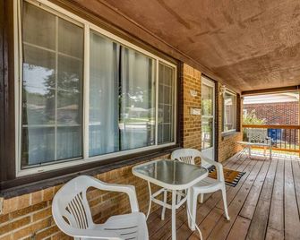 •NEW• cozy & clean Derby Bungalow! - Derby - Balcony