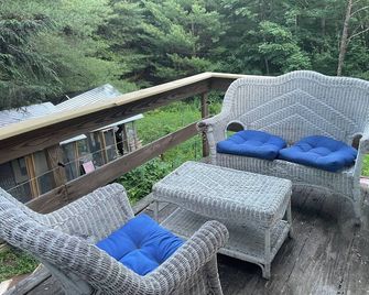Berkshires Barn Stay on Working Homestead - West Stockbridge - Balcony