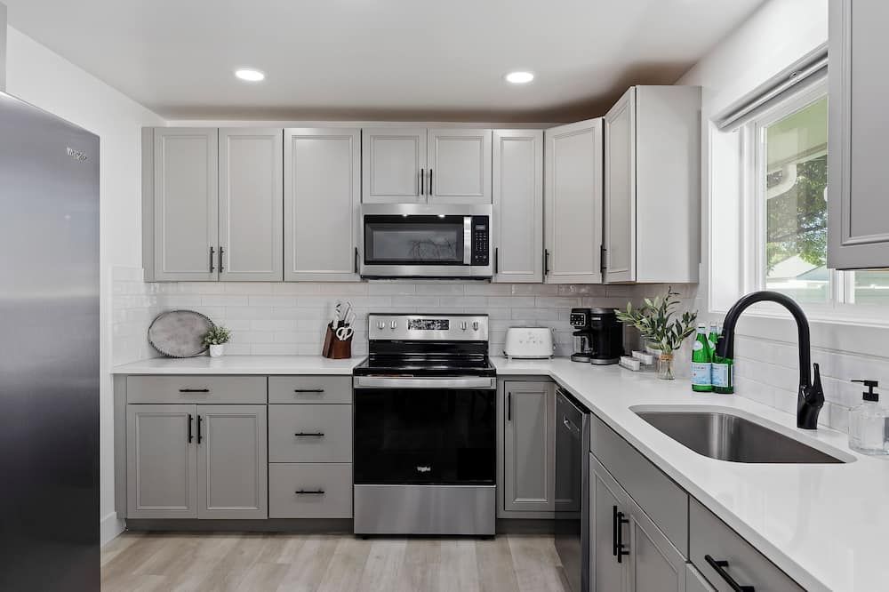 Sleek modern design meets peaceful retreat for a comfortable stay. - Burley - Keuken