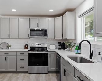 Sleek modern design meets peaceful retreat for a comfortable stay. - Burley - Keuken