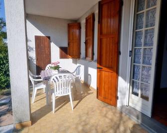 Detached house on the ground floor with garden just a few steps from the sea - Lido delle Nazioni - Patio