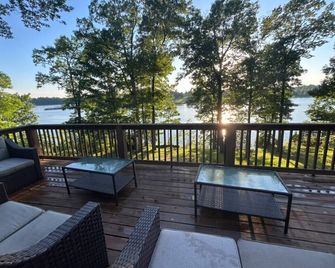 Spacious 5-bedroom/3-bath house with AC, WiFi in welcoming Falls of Rough, KY - Falls of Rough - Balcón