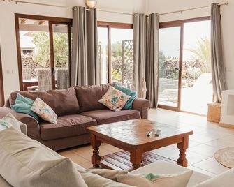 El Cotillo, El Roque Luxury villa -sea & mountain views- Private Indoor Pool. - La Oliva - Wohnzimmer