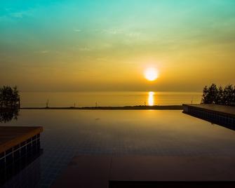 Sunshine Paradise Resort - Ban Krut - Pool