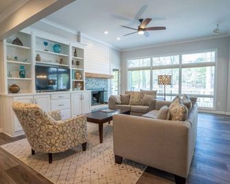 Fall Discounts! Reynolds Lakefront & Golf w/kayaks - Greensboro - Living room