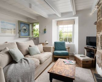 Granite Cottage in Newlyn with Sea Views & Garden - Penzance - Living room