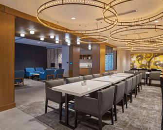 Hilton Des Moines Downtown - דה מואן - מסעדה