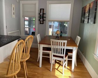 Charming 2-bedroom house in marvelous Auburn with AC, WiFi, and fenced yard. - Auburn - Sala pranzo