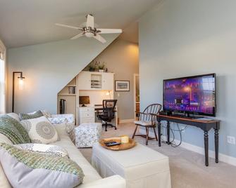 Castle Rock, 1 mile to Bowdoin College - Brunswick - Living room
