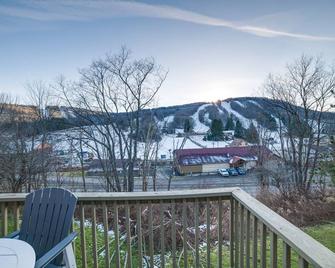 Chic Greek Peak Ski Resort Townhome with Balconies! - Cortland - Balcón