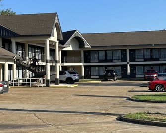 Oakwood Inn - Oakdale - Building