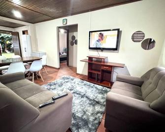 House near the beach in Caiobá with Huge Yard - Matinhos - Sala de estar