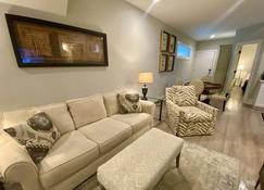 Elegant King Bed Apartment In Quiet Neighborhood - Raleigh - Living room