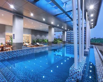 Aston Kartika Grogol Hotel & Conference Center - Yakarta - Piscina