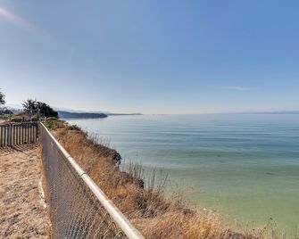 Oceanfront Port Angeles Home w/ Yard & Views! - Port Angeles - Playa
