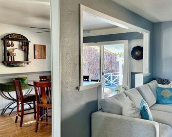 Charming Home in Sparks NV with Beautiful Yard - Sparks - Living room
