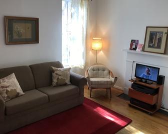 Spacious, Clean 1 Bedroom + Office - Brooklyn - Living room