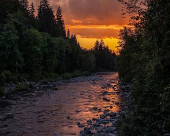 Rusty Bridge River Lodge - Granite Falls - Outdoors view